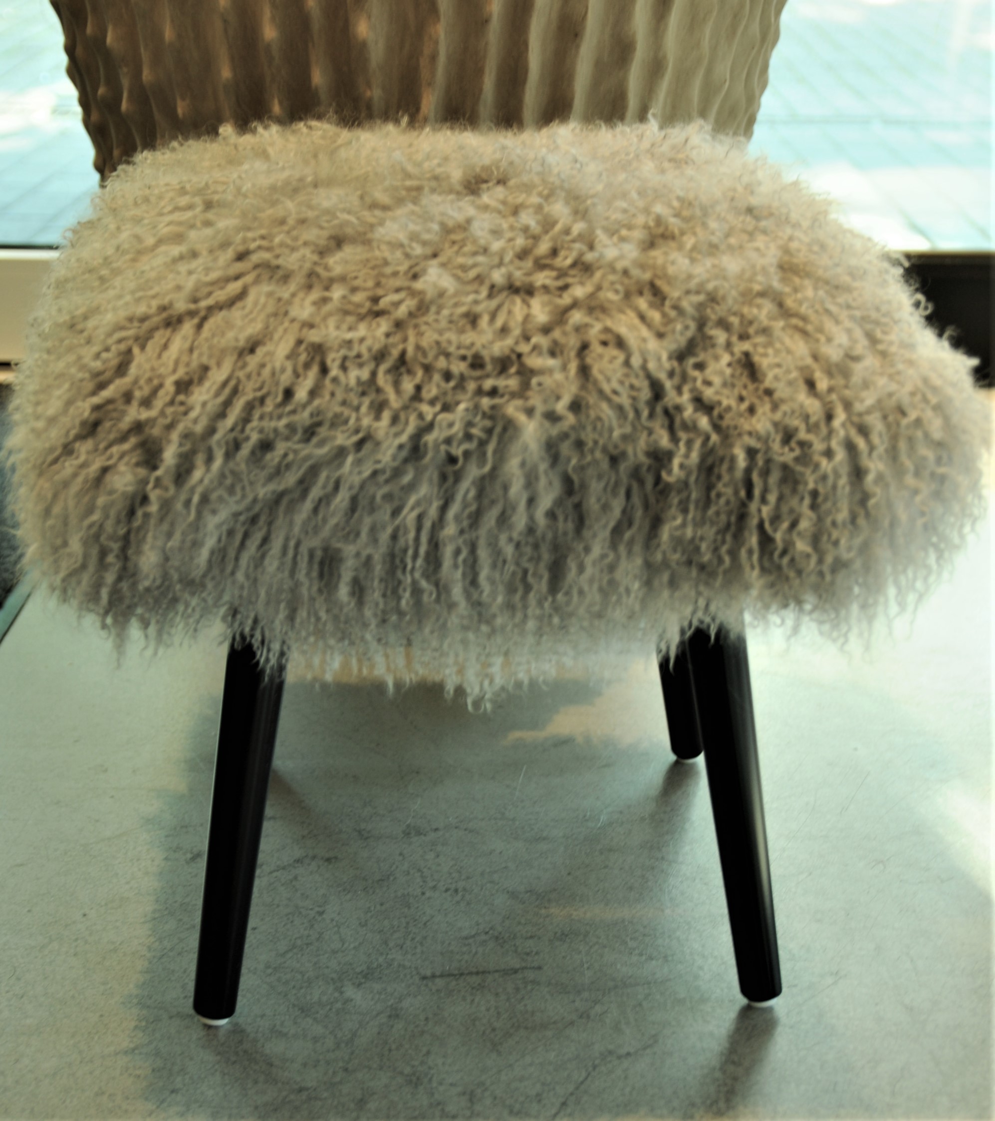 Lammfellhocker silber-grau